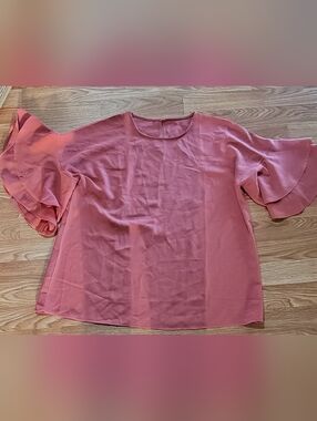 Beautiful pink/peach ruffle short sleeve shirt in size women's XL